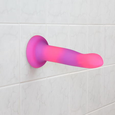 Фалоімітатор, що світиться в темряві, ADDICTION Rave 8?, Glow in the Dark Dildo Pink Purple, 20,3 см - фото №6