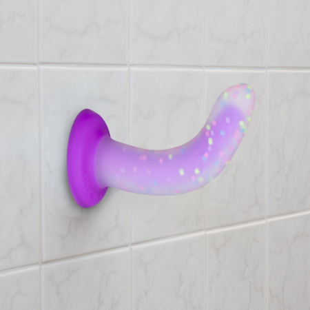 Фалоімітатор, що світиться в темряві, ADDICTION Rave 8?, Glow in the Dark Dildo Purple Confetti, 20,3 см - фото №9